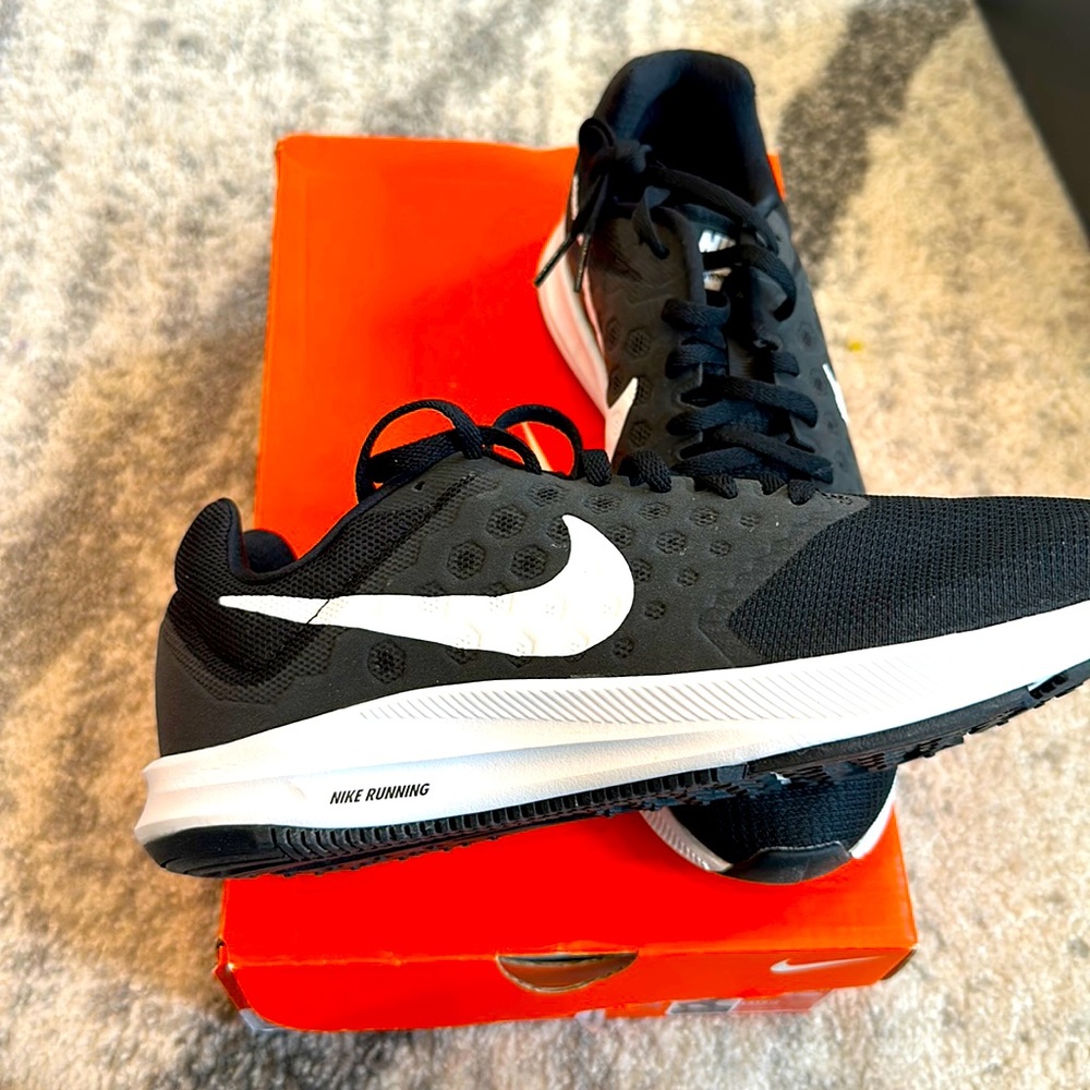 NEW Women’s Nike black and white running shoe size 9.5 brand new. Never worn.